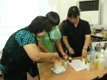 제1기 ‘에코맘’ 회원들이 천연화장품 만들기를 하고 있다