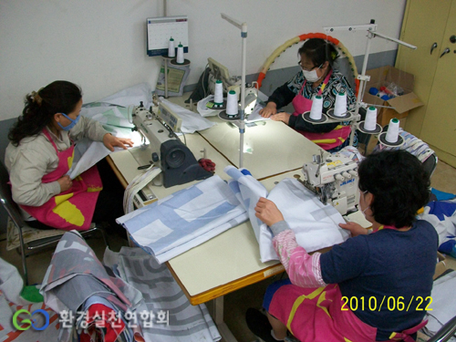 폐현수막을 종이팩수거함으로 제작하고 있는 신대방1동주민센터 관계자들