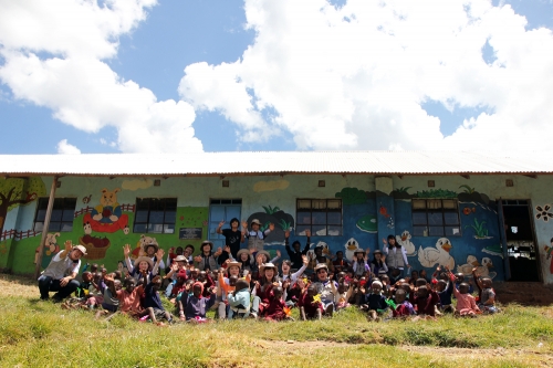 tetu유치원 어린이들과 함께 단체사진을 찍는 한신대 케냐봉사단.