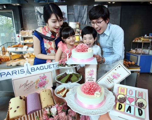 [보도자료 메인 이미지 1] 파리바게뜨 '카네이션 한아름' 케이크 및 가정의 달 제품