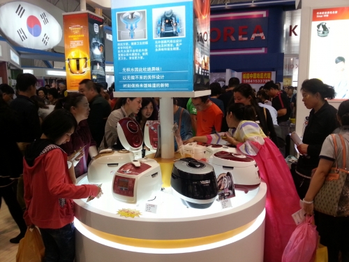 쿠쿠전자_장춘 동북아박람회에서 쿠쿠 부스를 방문해 제품을 둘러보는 관람객들1.