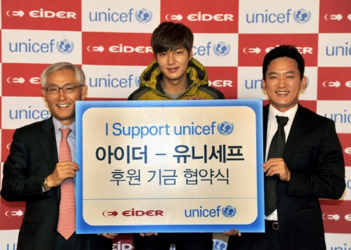 k2코리아 정영훈 대표(오른쪽)와 유니세프 한국위원회 오종남 사무총장(왼쪽), 아이더 모델 이민호(가운데)가 '아이 서포트 유니세프' 협약식을 마치고 기념 촬영을 하고 있다..jp