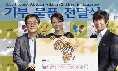 131106비욘드 자외선차단제 전달식(왼쪽부터 이만희 lg생활건강 부문장, 조현민 진에어 전무, 신세용 uhic 이사장)