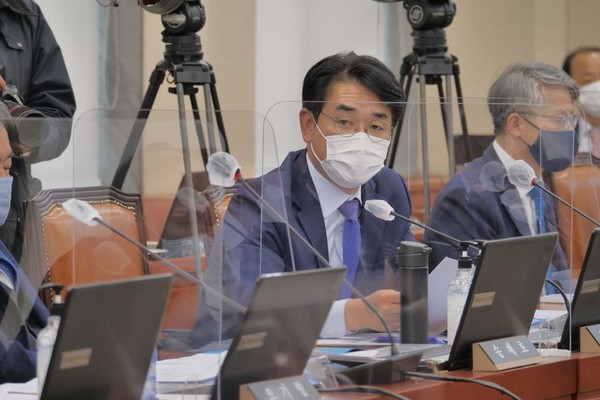 박용진 의원은 “금융위원장이 그렇게 안일하게 말하면 안 된다”면서 “대통령이 전관특혜 전관예우 얘기했는데 그게 공무원 모독하는 것인가”라고 말했다.