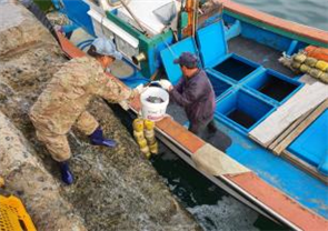 방류작업모습 사진제공=한국수산자원공단
