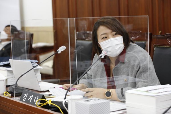 김지나 의원은 13일 경기도 환경국 행정감사에서 환경 단체 보조금 지원 사업에 관한 부실 관리 실태를 꼬집었다. (사진출처=경기도의회)