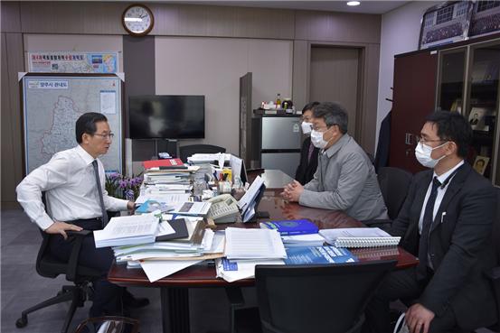 2021년도 부산시 국비확보를 위한 관계자 면담 실시(왼쪽 정성호 예결위원장, 오른쪽 중앙 변성완 부산시장 권한대행) (사진제공=부산시)