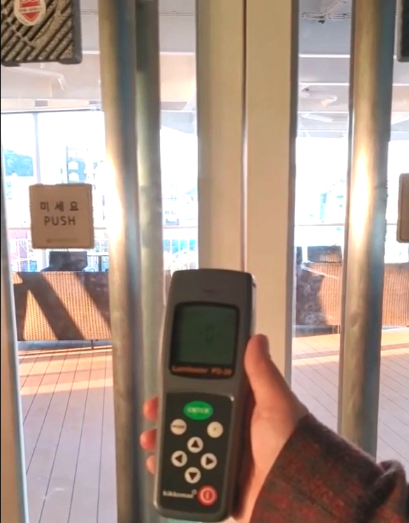 실험 전 약 “3,000”PPM의 오염도를 보이던 객실 손잡이는 카라젬 설치 후 "0" PPM으로 수치가 감소됐다. 실험을 진행한 천해국 트리플나인 대표가 측정기계를 들어 보이고 있다.(사진=트리플나인 제공)