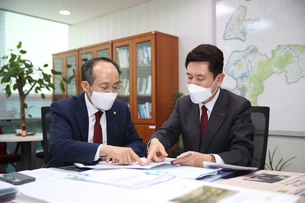 추경호(왼쪽) 예산결산특별위원회 간사와 이강덕 포항시장이 내년도 국비사업에 대해 논의하고 있다.[사진제공=포항시]