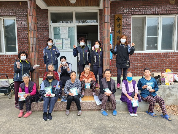 어르신 염색봉사를 진행한 봉양면 여성의용소방대 <사진제공=의성군>