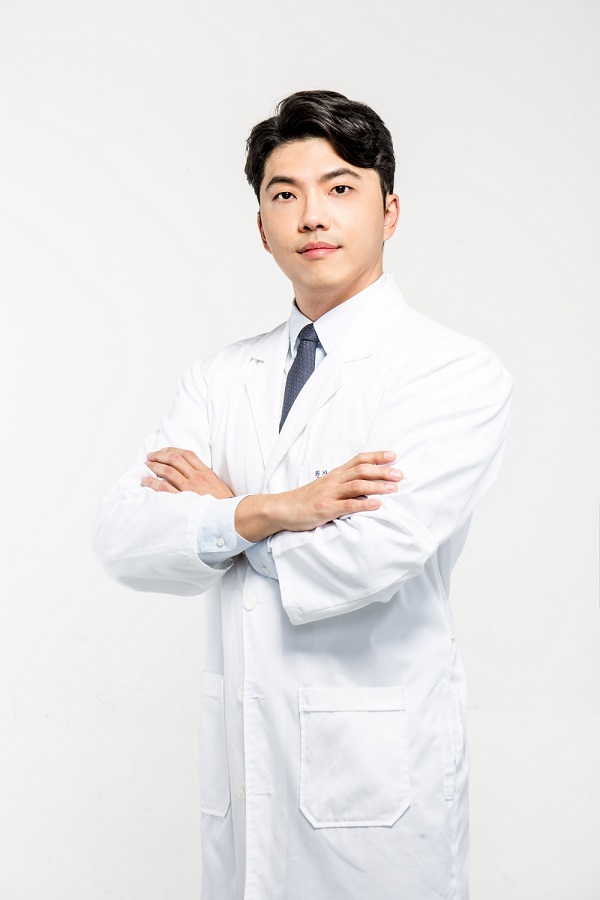 사진=강남 더도어성형외과 김태섭 원장