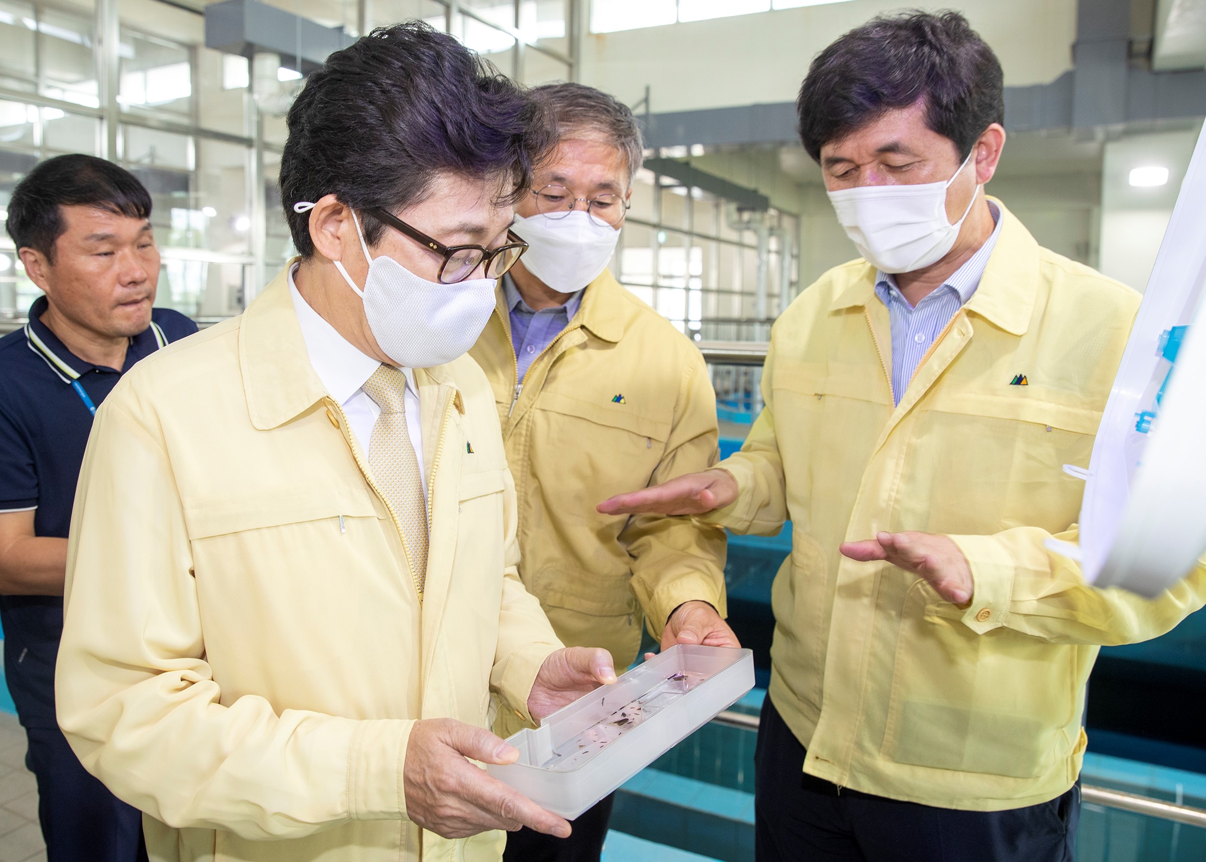 조명래 환경부장관이 인천 부평구 부평정수장을 방문해 고도정수처리시설 활성탄 여과지 등을 점검하고 있다. /사진제공=환경부