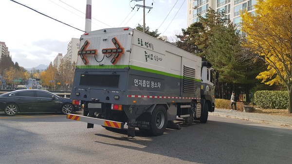 정부는 전국 17개 시도와 함께 제2차 미세먼지 계절관리제 기간 동안 도로 다시날림(재비산)먼지 저감을 위해 집중관리도로 지정을 확대하고, 도로 청소차 운영을 강화한다. /사진=환경일보DB