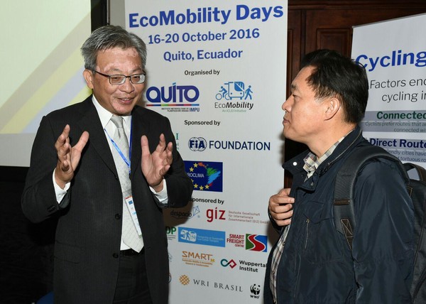 에콰아도르 유엔해브타트3 회의 '생태교통의 날' 세미나에서 대만 까오슝 부시장과 이야기를 나누는 이재준 이사장