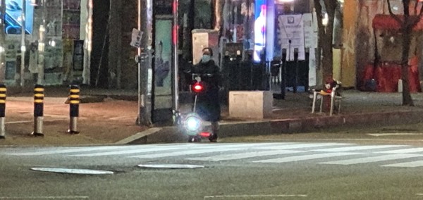 "야간운전 중 보호장구" 없는 전동킥보드 이용 <사진제공=손준혁 기자>