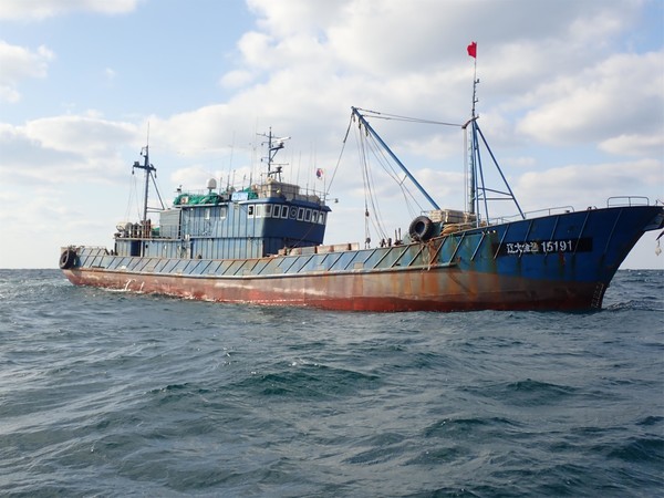 나포한 중국 쌍타망 어선(주선) /사진제공=해양수산부