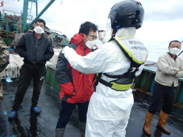 중국어선원을 대상으로 체온 측정 등 코로나19 증상 여부를 확인하고 있다. /사진제공=해양수산부