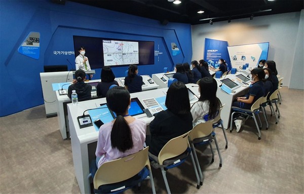 국립밀양기상과학관 국가기상센터 체험교육 모습 /사진제공=기상청