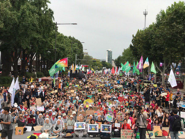 '0921 기후위기비상행동'에 참여한 5000여명의 시민들은 정부의 기후변화대응을 촉구했다. /사진제공=기후위기비상행동