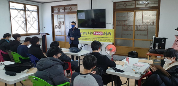 수료증 전달을 위해 참여한 이주용 이사장이 청소년들에게 격려의 말을 전하고 있다<사진제공=경산청소년힐링센터>