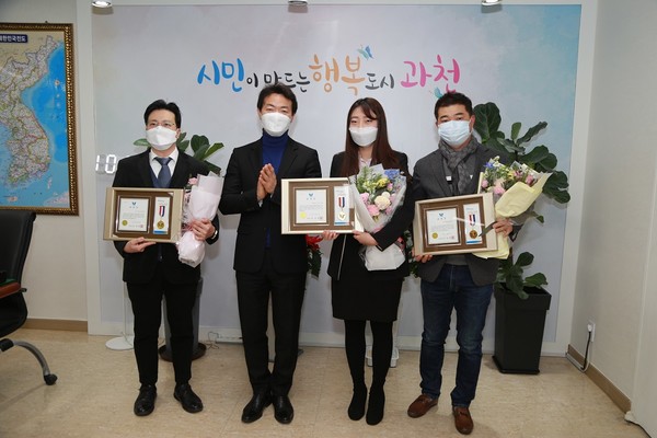 과천시, 나눔과 봉사 실천한 단체 개인 표창장 수여식 기념사진<사진제공=과천시청>