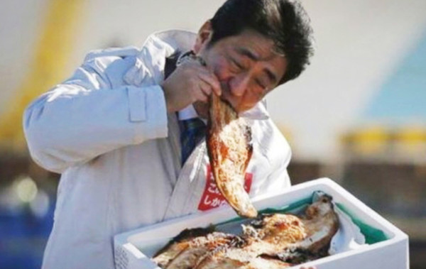 아베 전 총리가 후쿠시마산 수산물을 먹는 영상 /자료제공=서경덕 교수팀