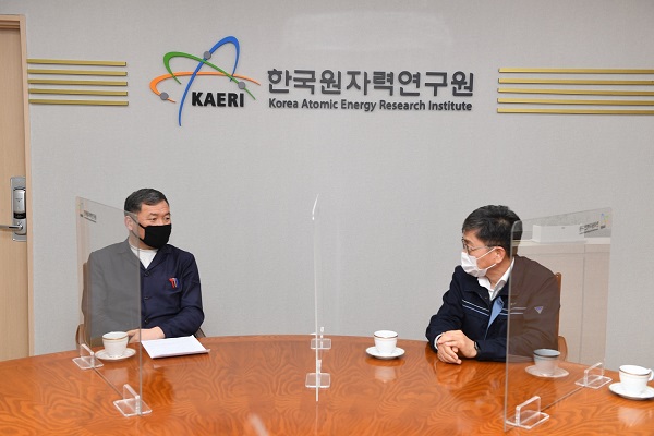 15일 기장군수(사진 왼쪽)가 대전시 소재 한국원자력연구원을 방문해 박원석 원장(사진 오른쪽)을 만나고 있다<사진제공=기장군>