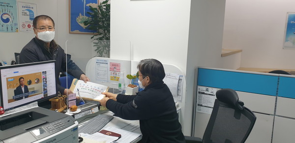 조현측 반대위 대표위원장이 고충민원서를 제출하고 있다.[사진제공=포항시]