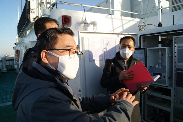 홍정기 환경부차관이 20일 오후 군산항에서 해경 선박에 설치된 미세먼지 측정망을 점검하면서 “항만·선박 측정망 등을 적극 활용해 국외유입 미세먼지에 대한 감시를 강화하겠다”고 밝혔다. /사진제공=환경부