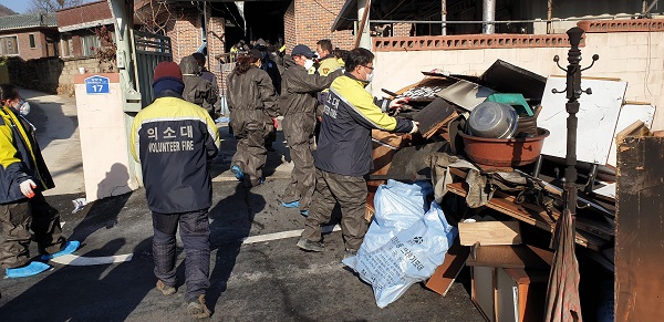 화재주택 집기 정리 봉사활동을 펼친 석적의용소방대[사진제공=칠곡군]