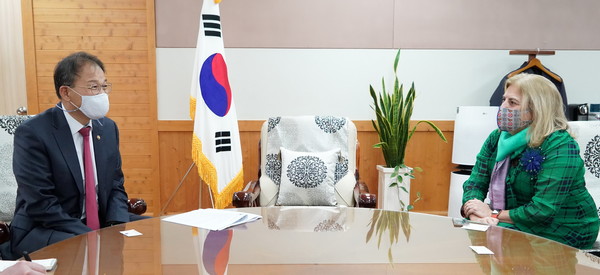 박종호 산림청장은 22일 주한 유럽연합 대사 내정자를 만나 산림분야의 관심 현안을 공유하고 협력 의지를 전했다. (사진출처=산림청)