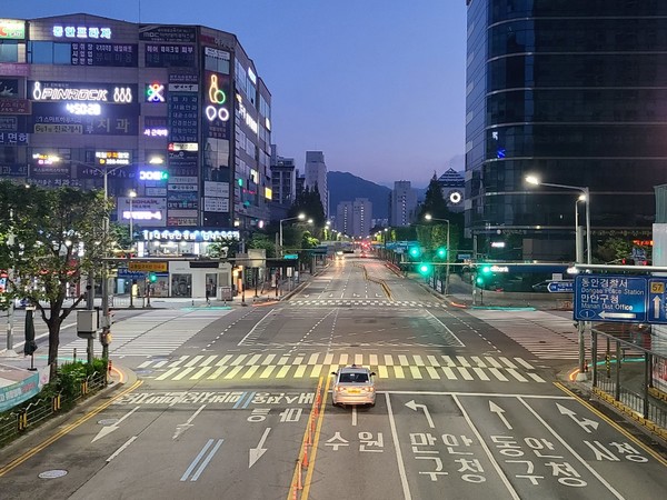 바닥신호등이 설치된 범계역 /사진제공=안양시