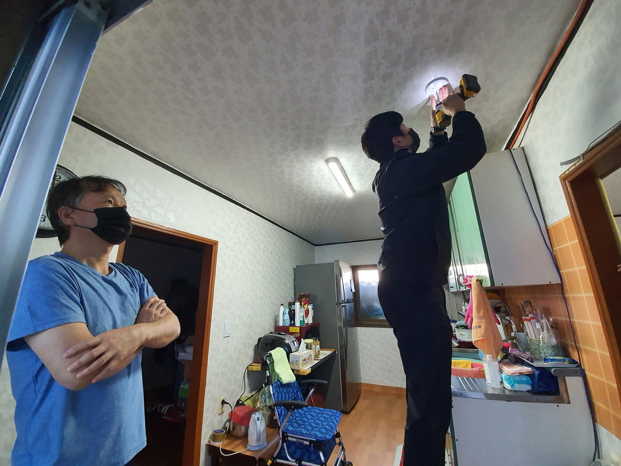 단독경보형 감지기 설치장면 / 사진제공=부산진소방서