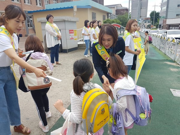 초등학교 앞 녹색어머니회의 교통안전캠페인 모습[사진제공=경주교육지원청]