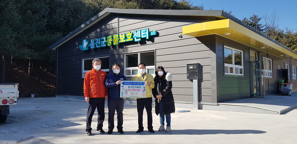 한울본부 유기견 치료비 전달 기념사진 <사진제공=한울본부>