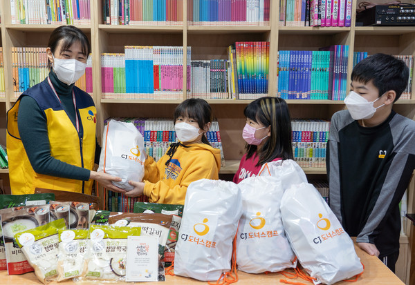  CJ나눔재단 관계자가 8일 서울 광진구 소재 한 지역아동센터를 찾아 설날 먹거리를 전달하고 있다.<사진제공=CJ>