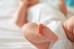 자택출산하거나 ‘나홀로 출산’의 경우, 의료기관에서 발급하는 출생증명서가 없어 출생신고가 거부되는 경우가 발생하고 있다.