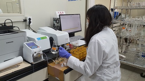 한탄강 모니터링(색도분석) [사진제공=경기도]