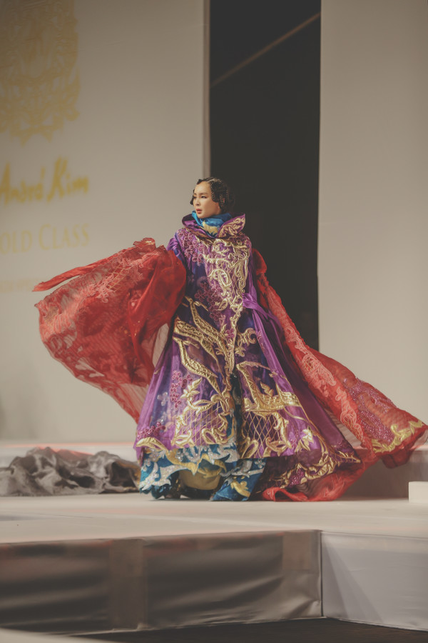  여러벌의 의상을 겹처입고 한벌씩 벗어던지며 멋진 퍼포먼스를 보이는 모델 박영선    [사진=정찬식기자]