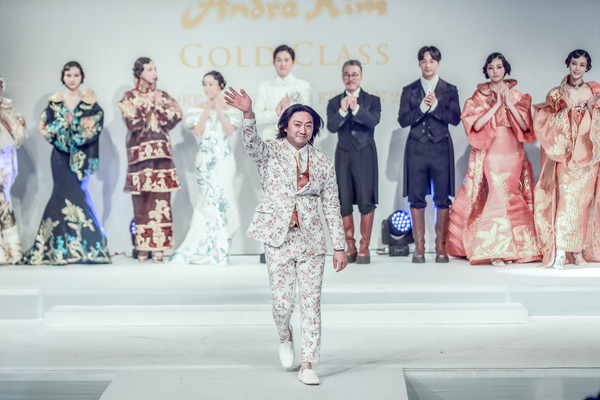 피날레를 장식하는 앙드레김아뜰리에의 김중도 디자이너 [사진=정찬식]