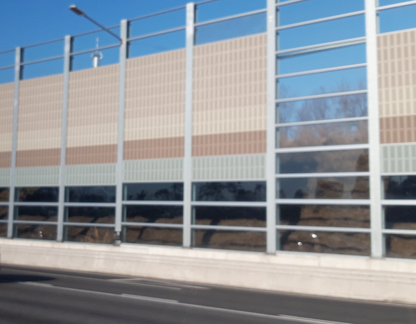 경기도는 새들의 충돌사를 유발하는 투명방음벽 개선을 지속 추진한다. (사진=최용구 기자)