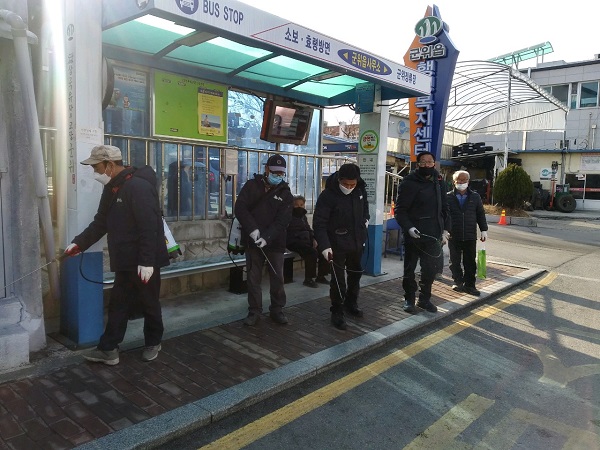 코로나19 대응 방역 참가자들[사진제공=군위군]