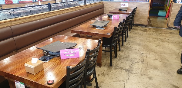 식품접객업소 사회적 거리두기 참고자료[사진제공=경산시]