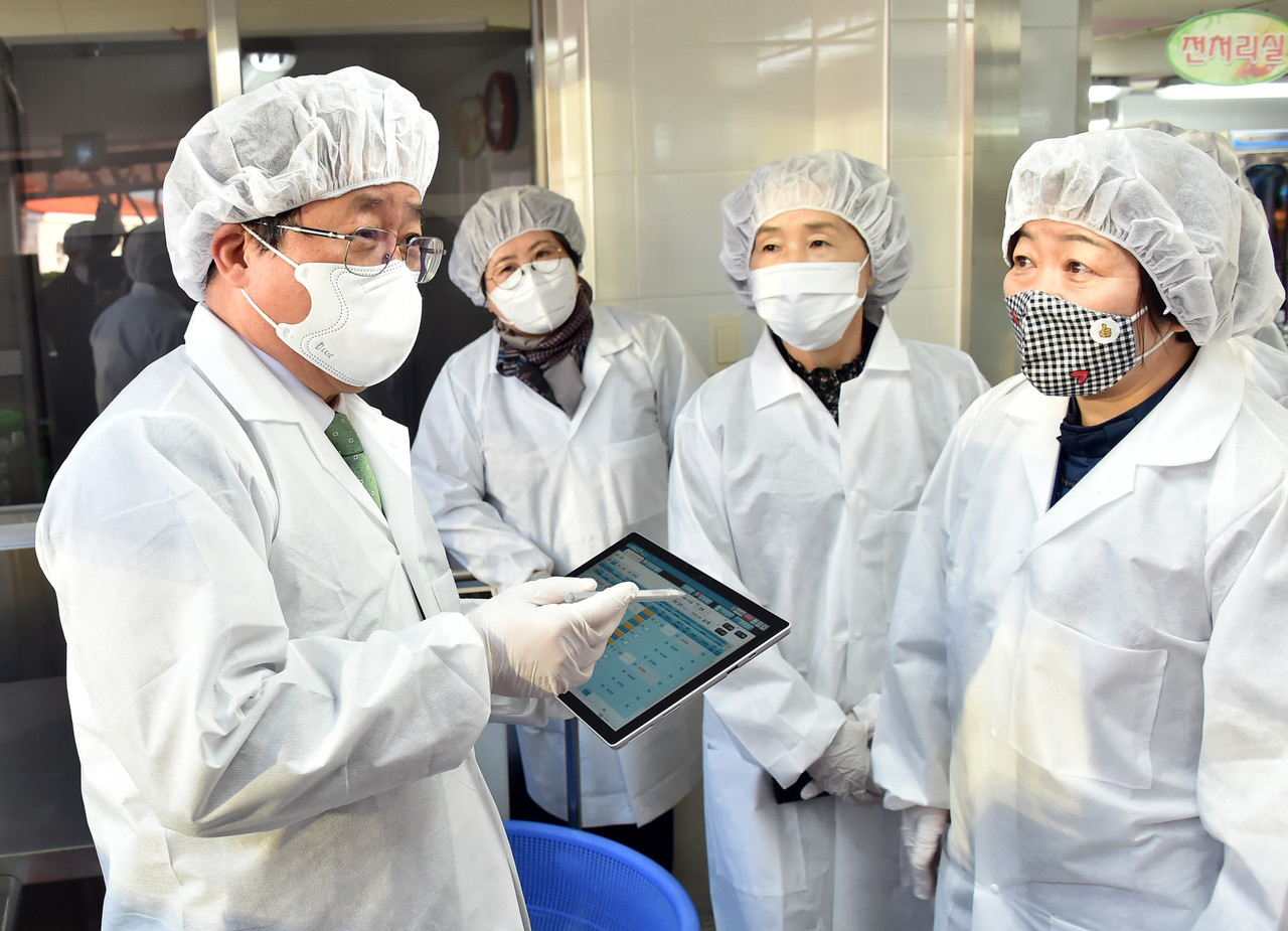 안남초등학교 급식종사자와 대화시간을 가지는 김석준 부산시교육감(왼쪽) / 사진제공=부산시교육청