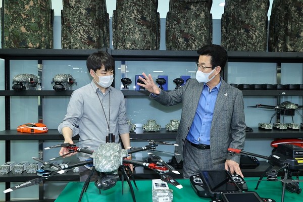 허태정 시장(오른쪽)이 대전을 드론특화도시로 육성하고자 전문가들과 의견을 수렴하고 있다.  /사진제공=대전시