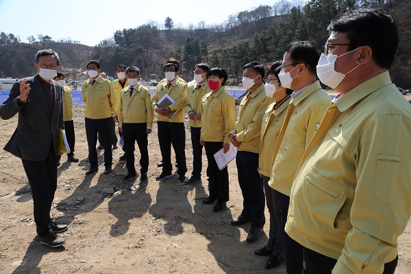 시설공사현장을 방문한 칠곡군의회의원들[사진제공=칠곡군]