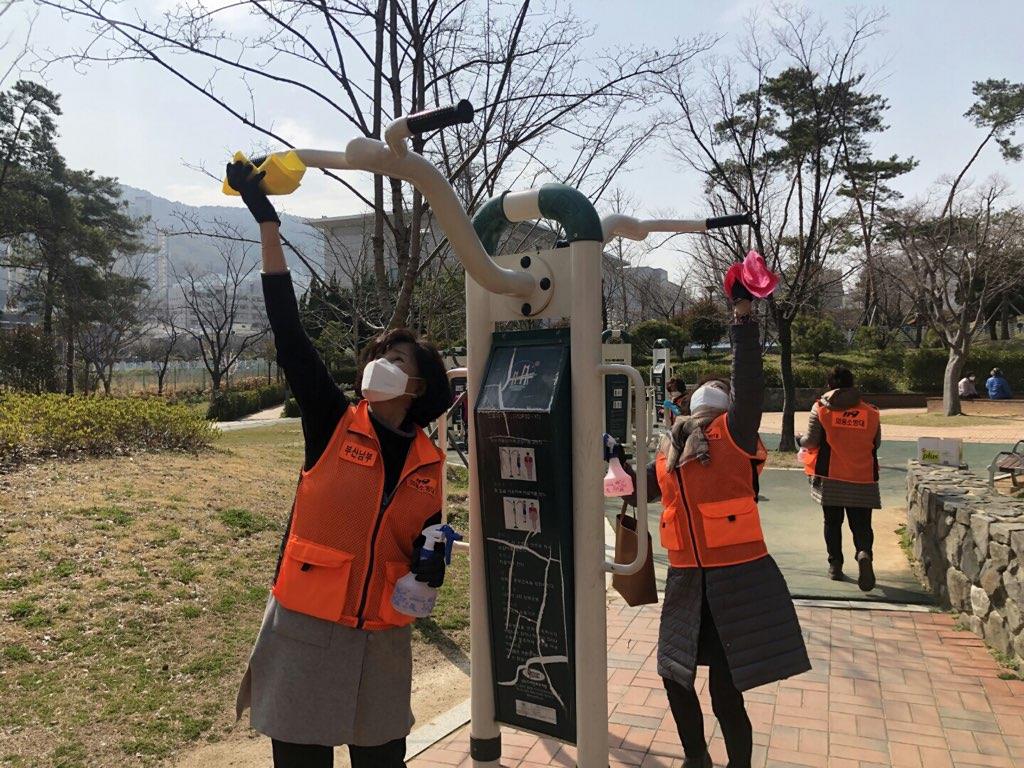 체육공원 방역활동 / 사진제공=남부소방서
