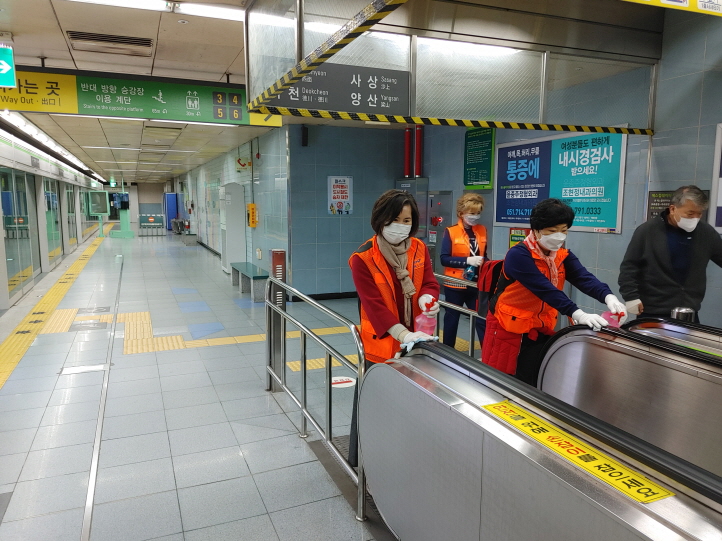 지하철역 방역활동 / 사진제공=남부소방서