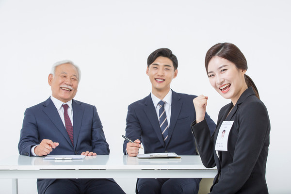 여성가족부는 채용 단계별로 성차별적인 채용 요인을 점검할 수 있는 구체적 기준과 면접에서 하지 말아야 할 질문사례를 담은 성평등 채용 안내서를 배포한다.
