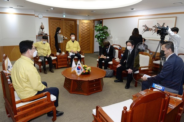 주한일본대사관 소마 히로히사 총괄공사가 충남도청을 방문, 양승조 도지사를 접견했다. /사진제공=충청남도